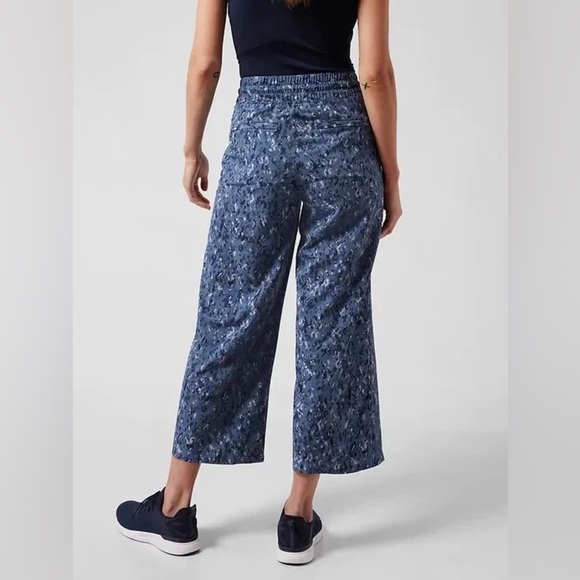 Athleta Avenue Wide Leg Crop Pants in blue camo - size 8 - Picture 2 of 14